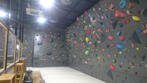 兵庫県のクライミング施設「フリーズケイブ ボルダリングジム 丹波店」